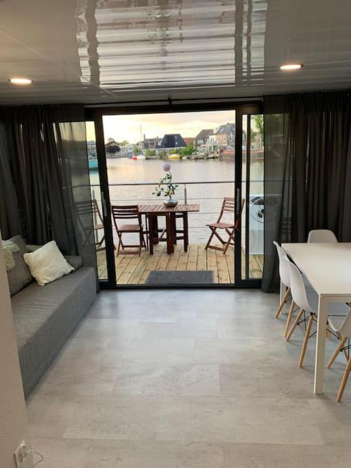 דירות זווארטסלאוס Unique New Houseboat Moored 4 מראה חיצוני תמונה