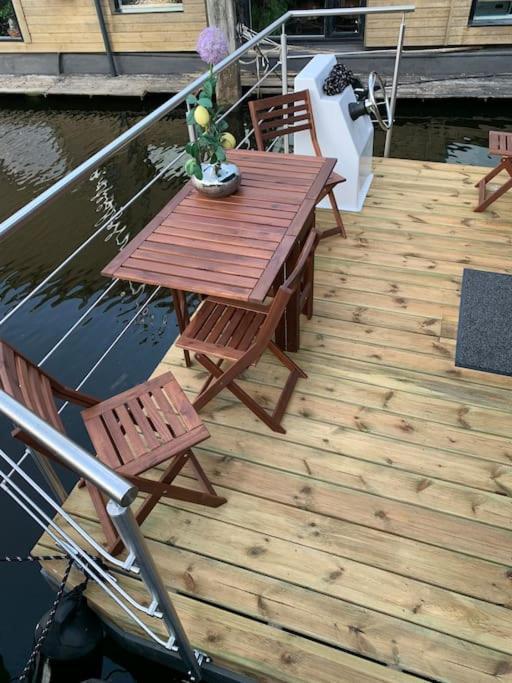 דירות זווארטסלאוס Unique New Houseboat Moored 4 מראה חיצוני תמונה