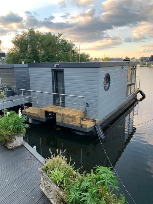 דירות זווארטסלאוס Unique New Houseboat Moored 4 מראה חיצוני תמונה