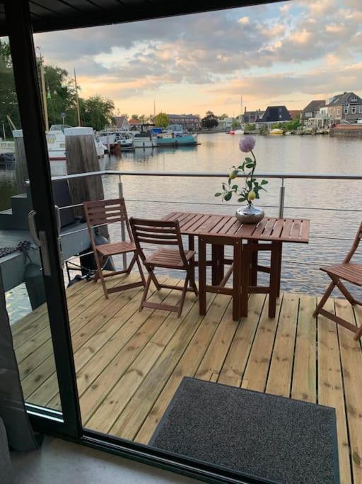 דירות זווארטסלאוס Unique New Houseboat Moored 4 מראה חיצוני תמונה