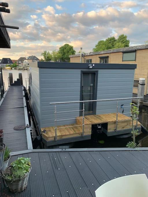 דירות זווארטסלאוס Unique New Houseboat Moored 4 מראה חיצוני תמונה